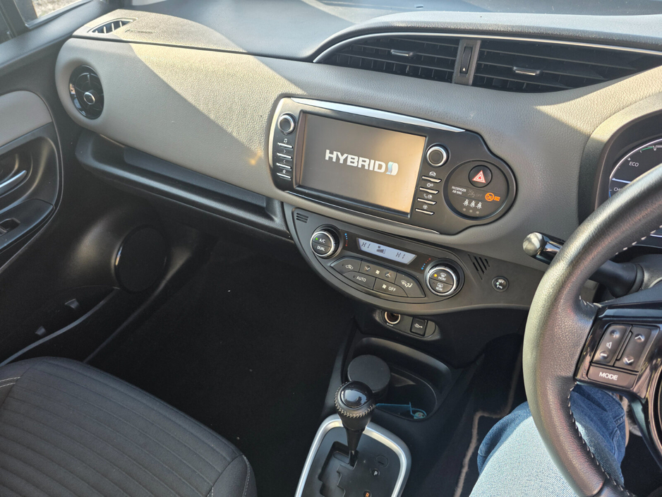 2017 Toyota Yaris - image 10