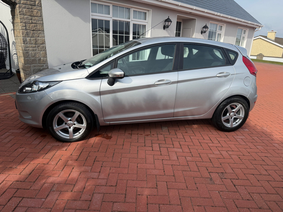 2012 Ford Fiesta - image 7