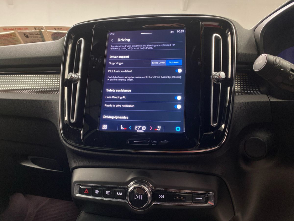 2022 Volvo XC40 - image 8