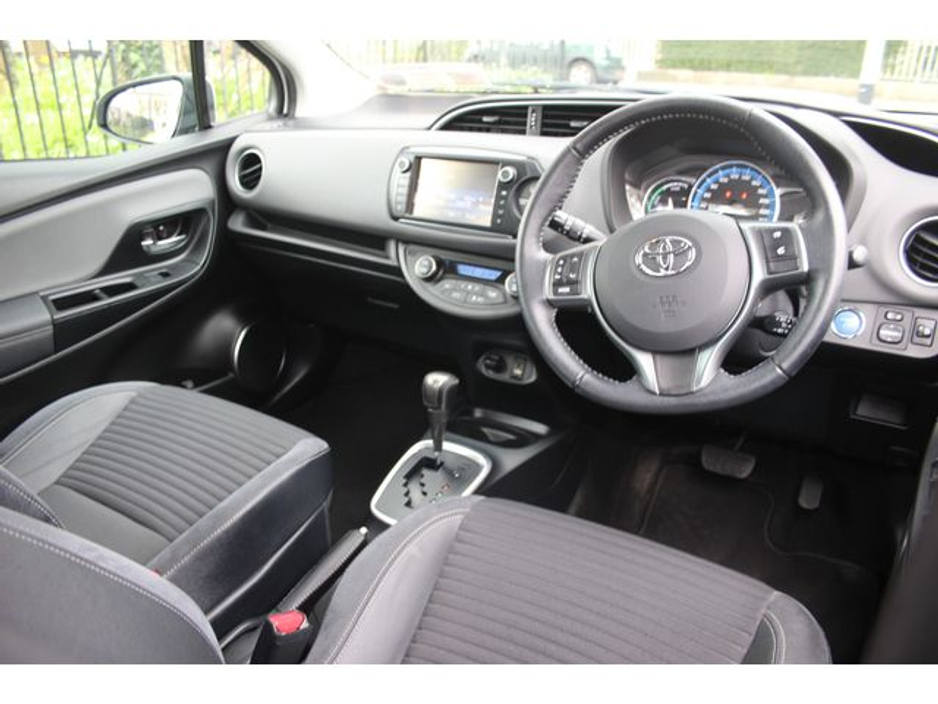 2016 Toyota Yaris - image 9
