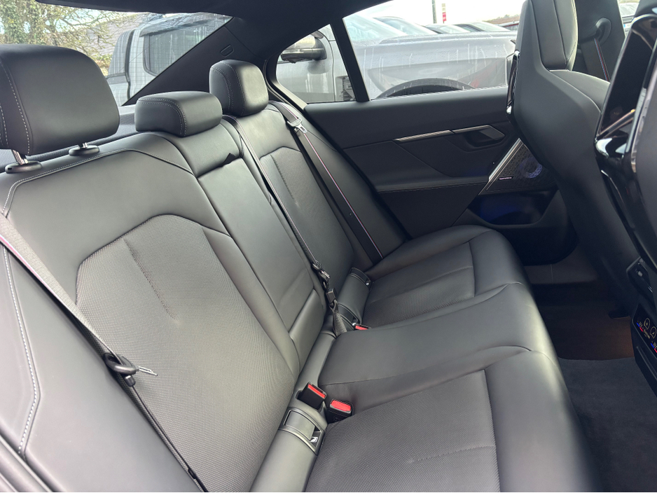 2025 BMW M5 M5 4.4 V8 727 BHP PLUG-IN HYBRID €127,900