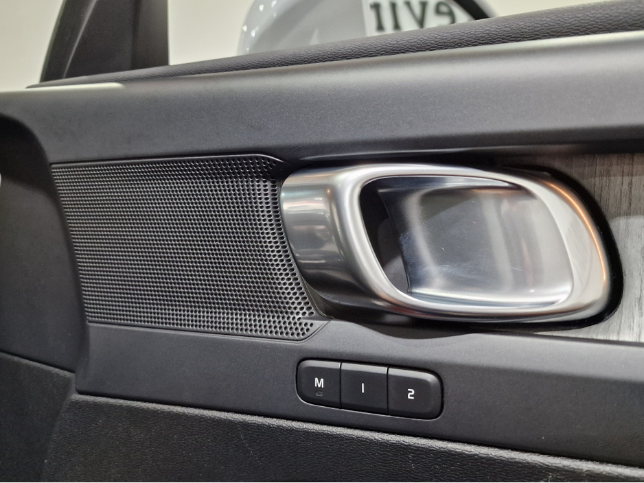 2021 Volvo XC40 - image 25