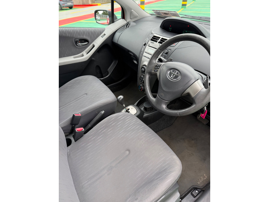 2010 Toyota Yaris - image 9