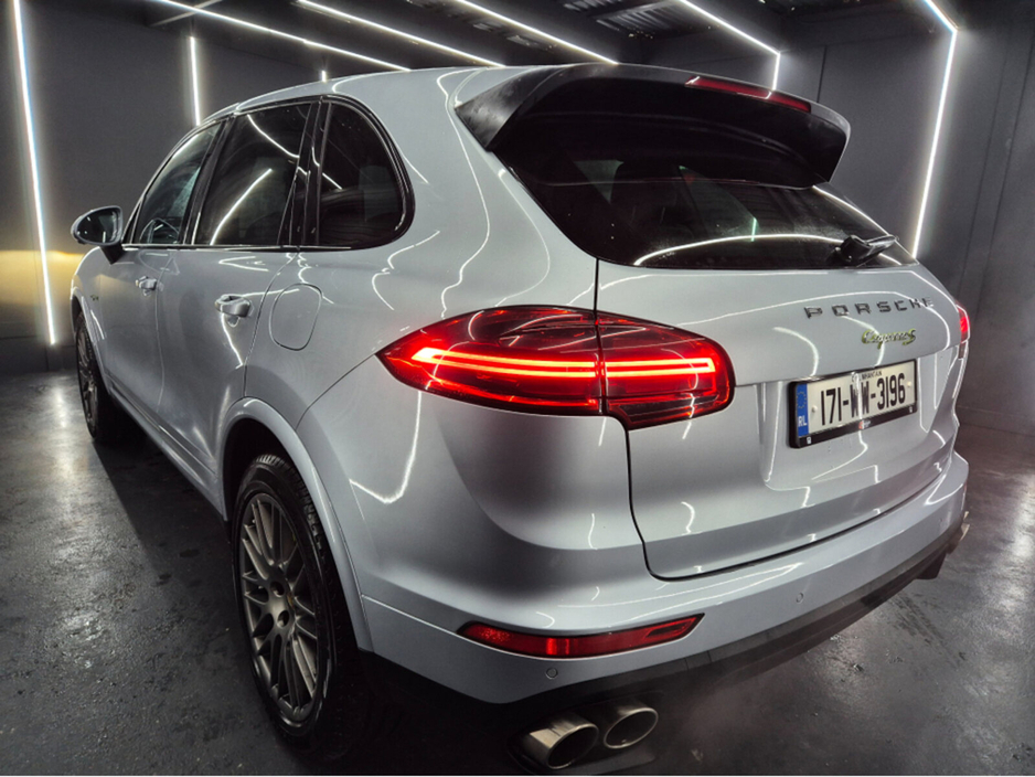 2017 Porsche Cayenne - image 20