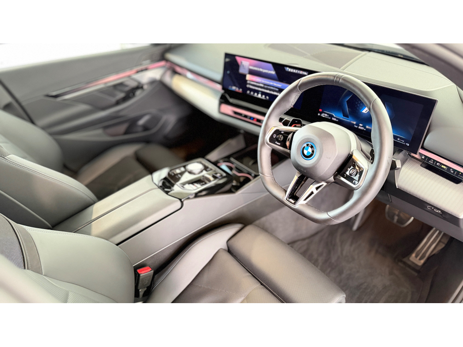 2025 BMW 5 Series - image 3