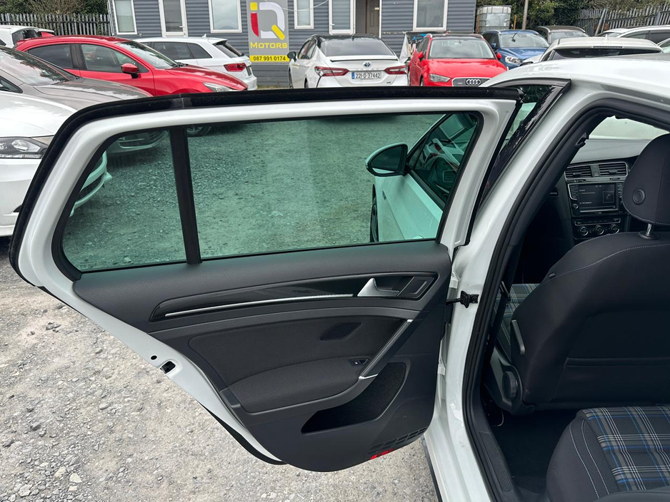 2015 Volkswagen Golf - image 13