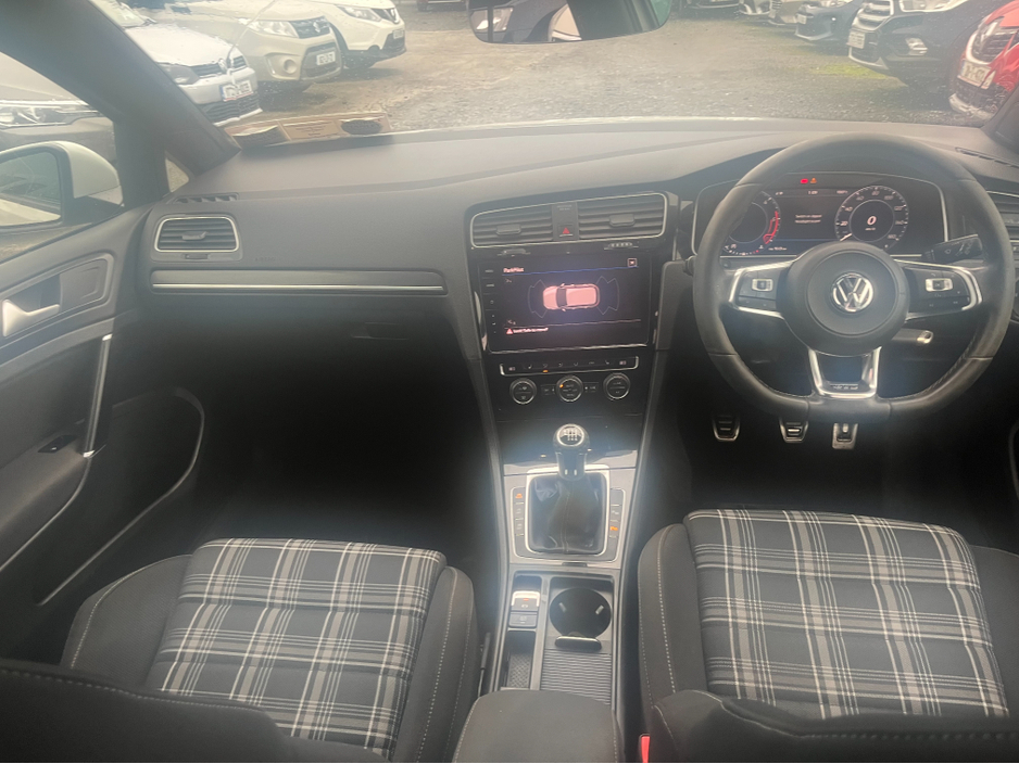 2017 Volkswagen Golf - image 5