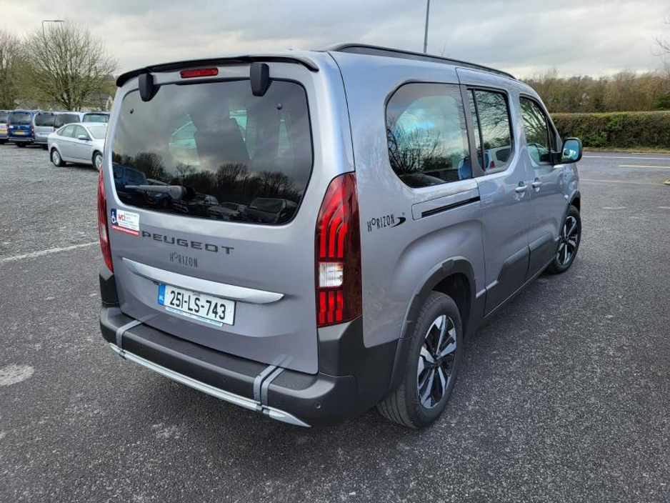 2025 Peugeot Rifter - image 8