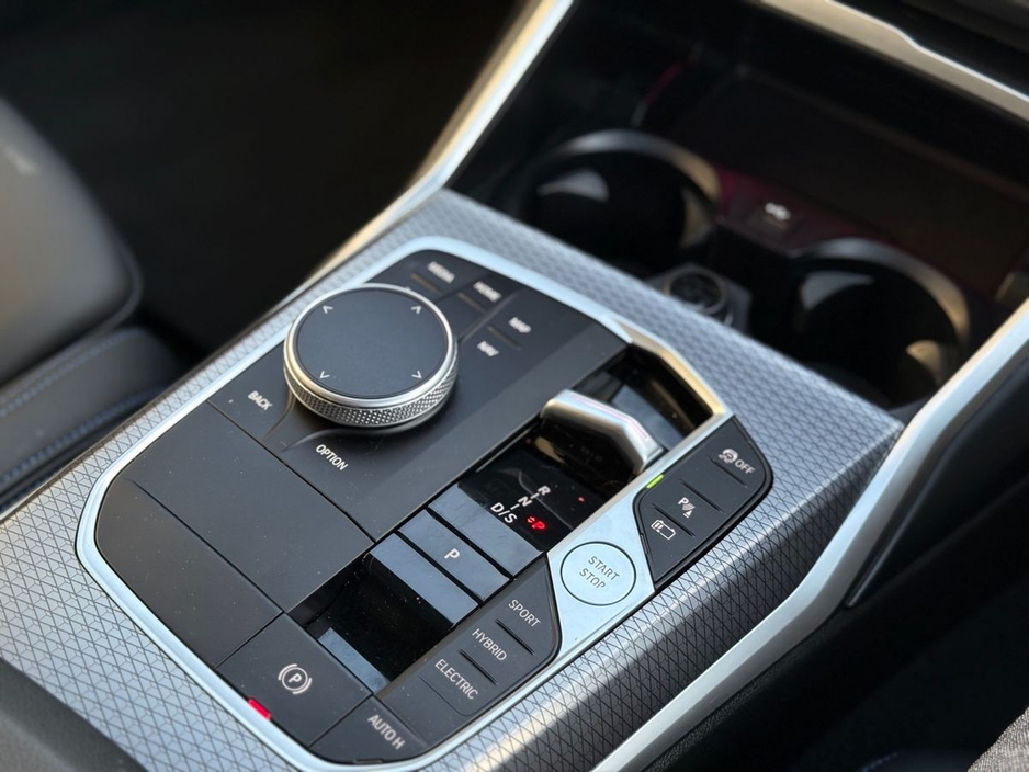 2024 BMW 3 Series - image 10