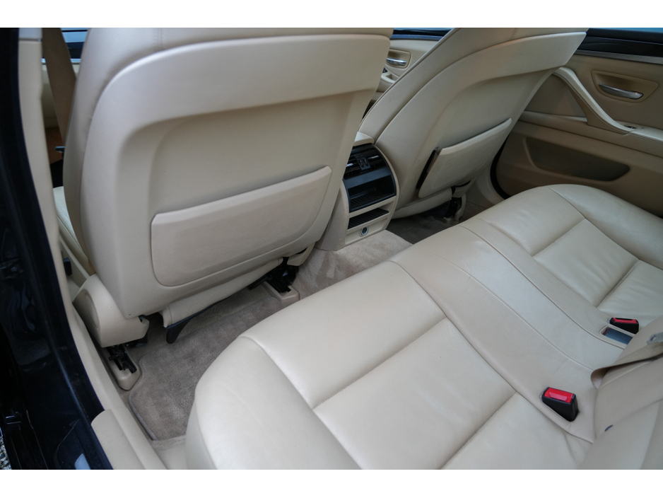 2012 BMW 5 Series - image 2