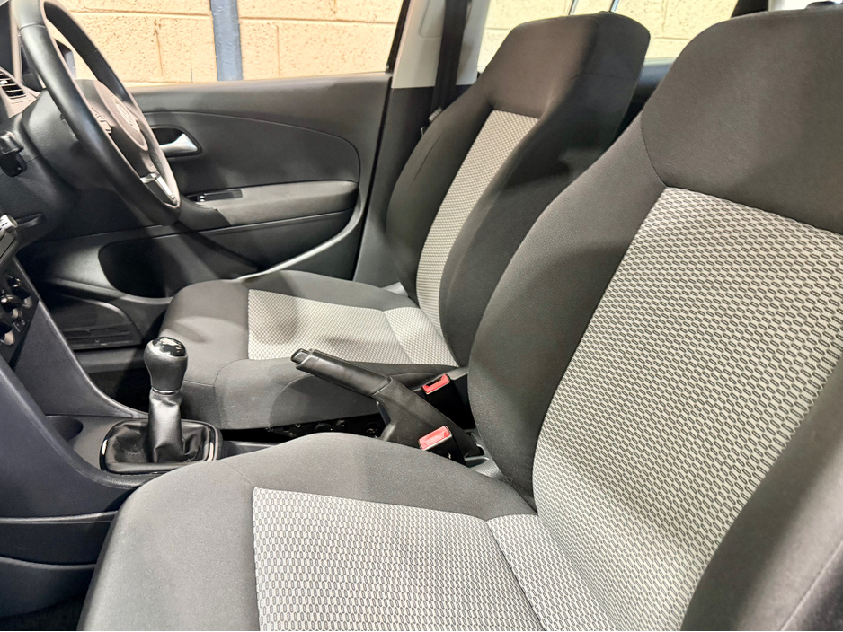 2014 Volkswagen Polo - image 11