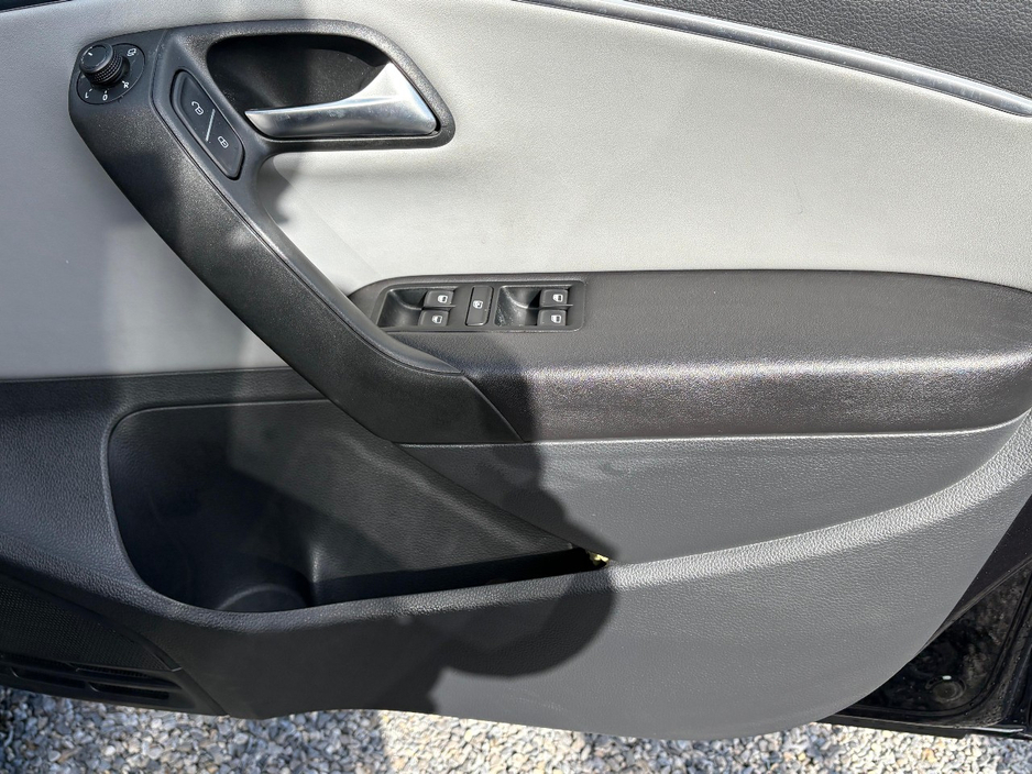 2015 Volkswagen Polo - image 3