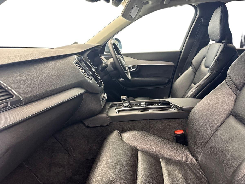 2023 Volvo XC90 - image 2