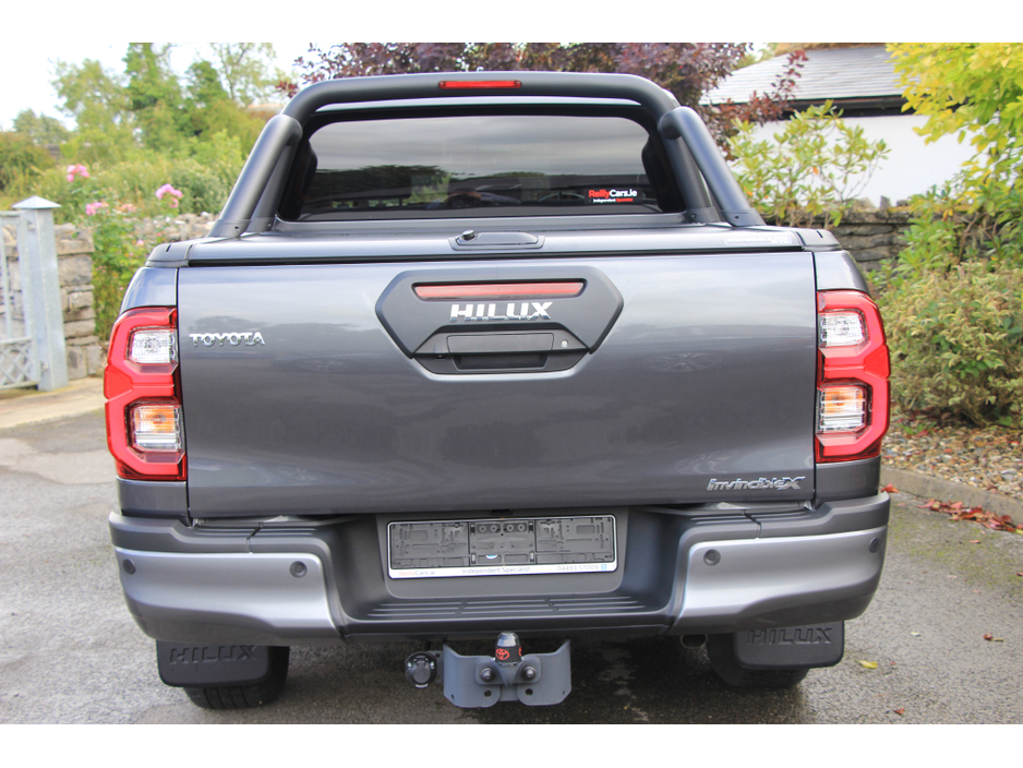 2025 Toyota Hilux Invincible X * Roll cover and bars inc €66,358
