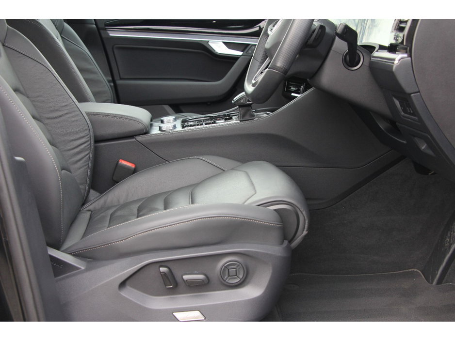 2025 Volkswagen Touareg - image 16