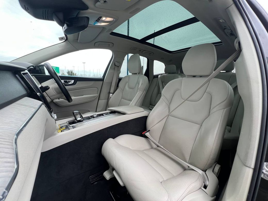 2023 Volvo XC60 - image 2