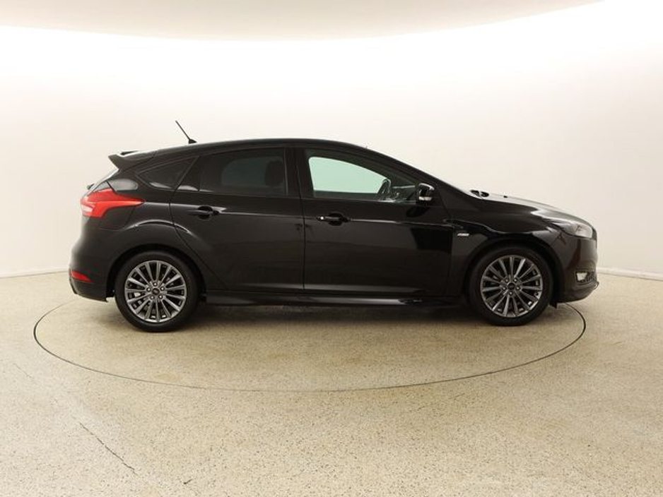 2017 Ford Focus - image 8