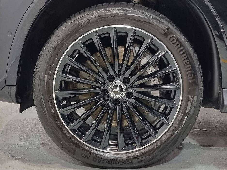 2025 Mercedes-Benz GLC Class - image 10