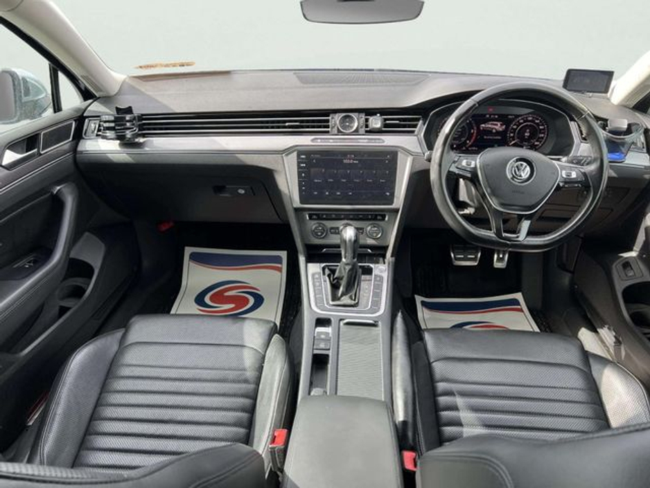 2019 Volkswagen Passat - image 2