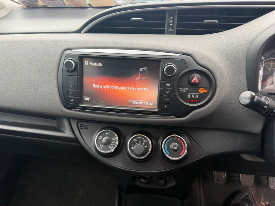 2016 Toyota Yaris - image 13