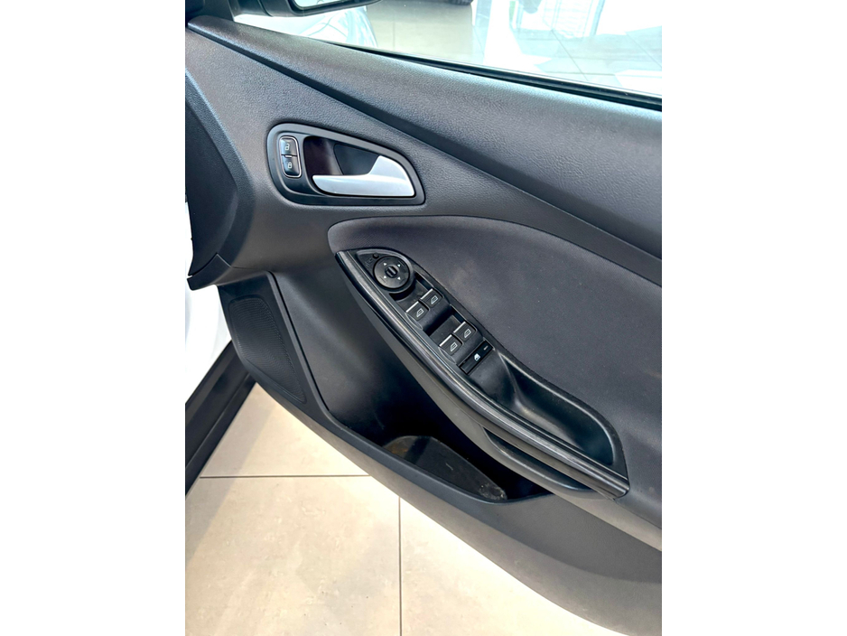 2016 Ford Focus - image 14
