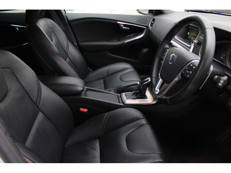 2016 Volvo V40 Cross Country - image 11