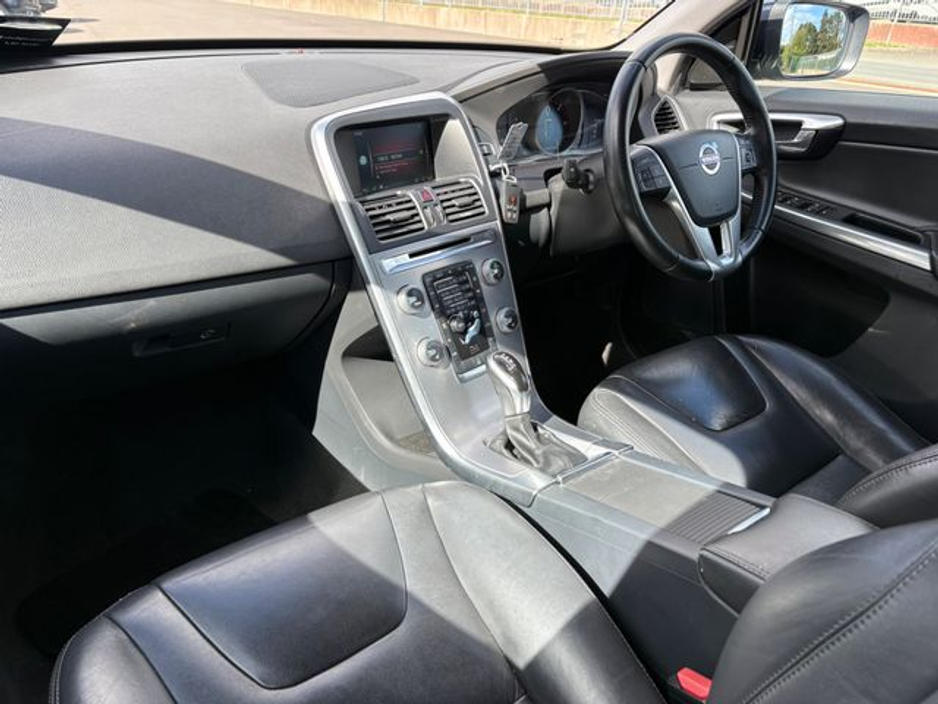 2016 Volvo XC60 - image 9