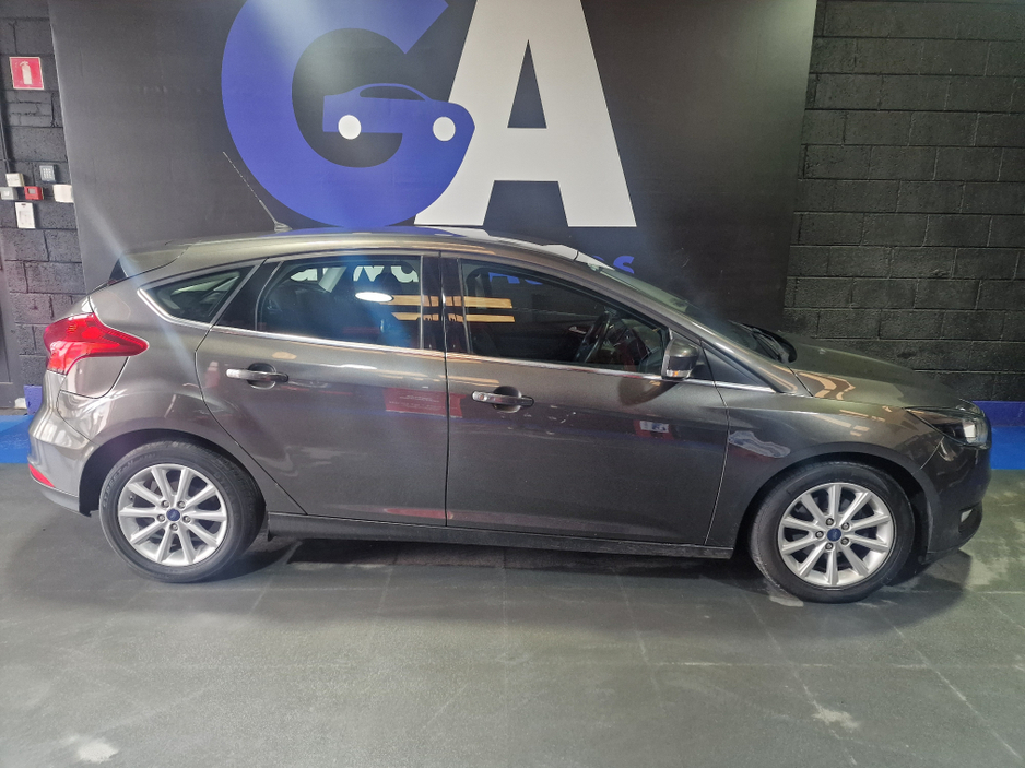 2017 Ford Focus - image 8