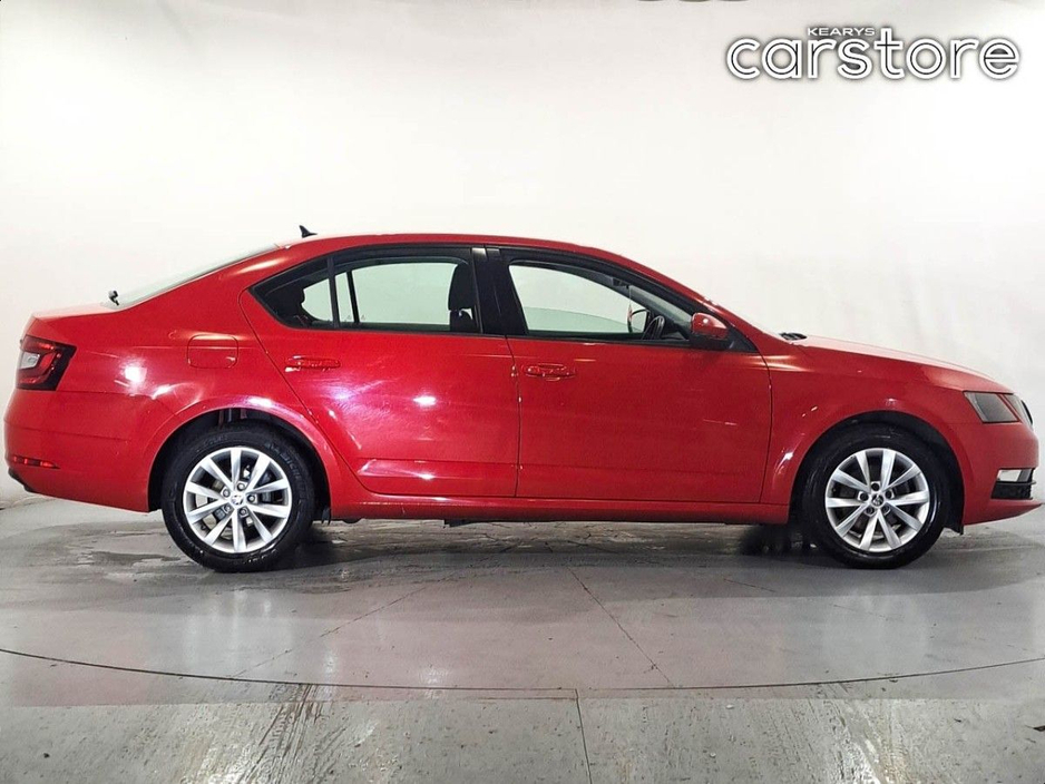 2021 Skoda Octavia - image 2