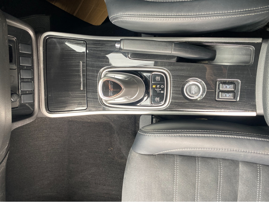 2016 Mitsubishi Outlander - image 6