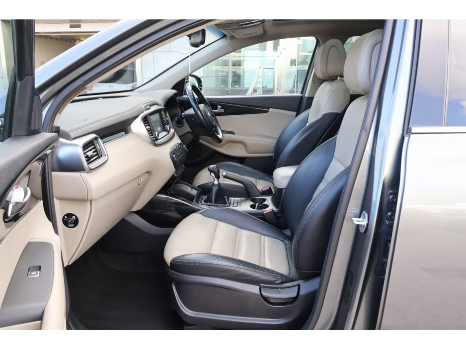 2016 Kia Sorento - image 14