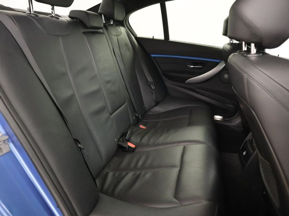 2015 BMW 3 Series - image 13