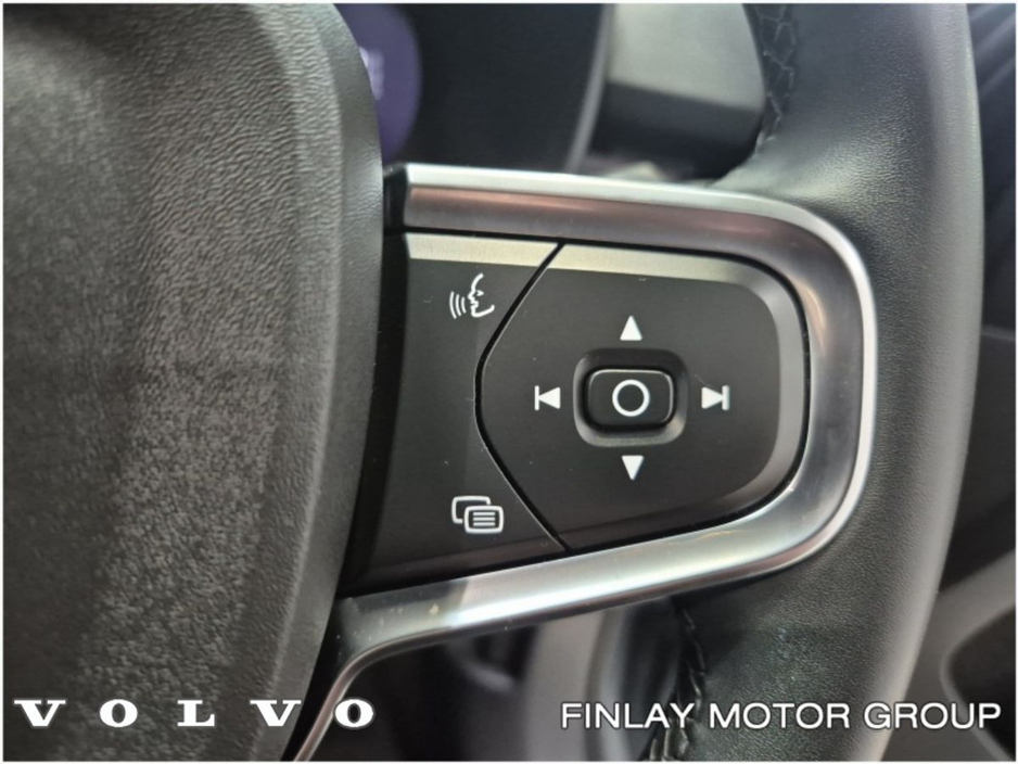 2022 Volvo XC40 - image 13