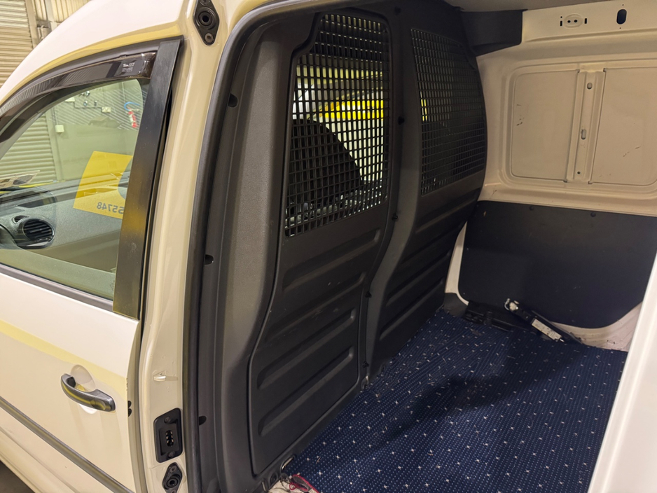 2014 Volkswagen Caddy - image 21