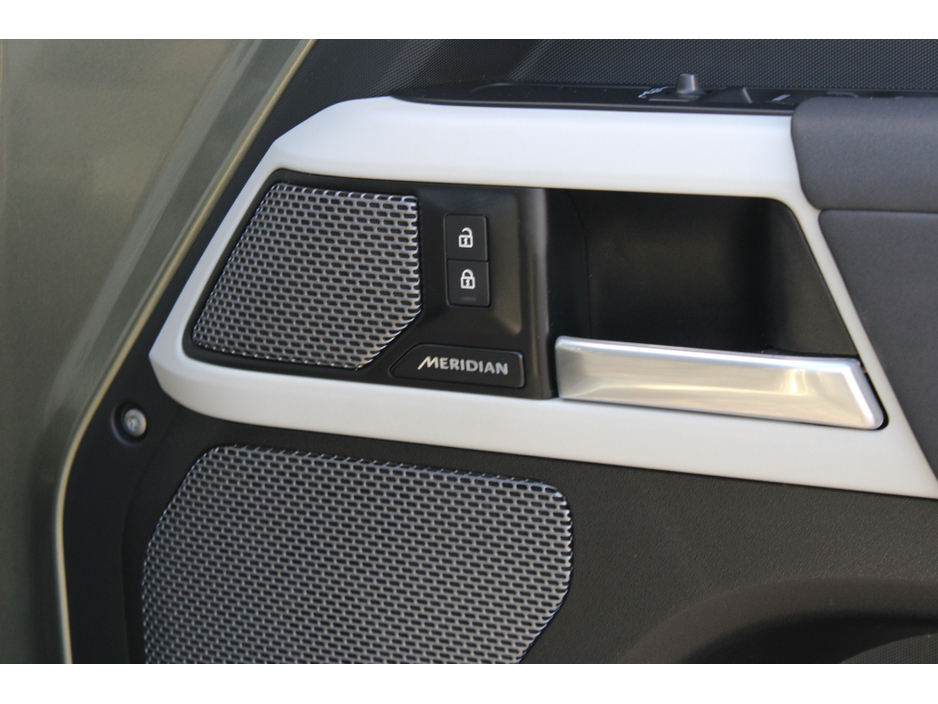 2022 Land Rover Defender - image 19