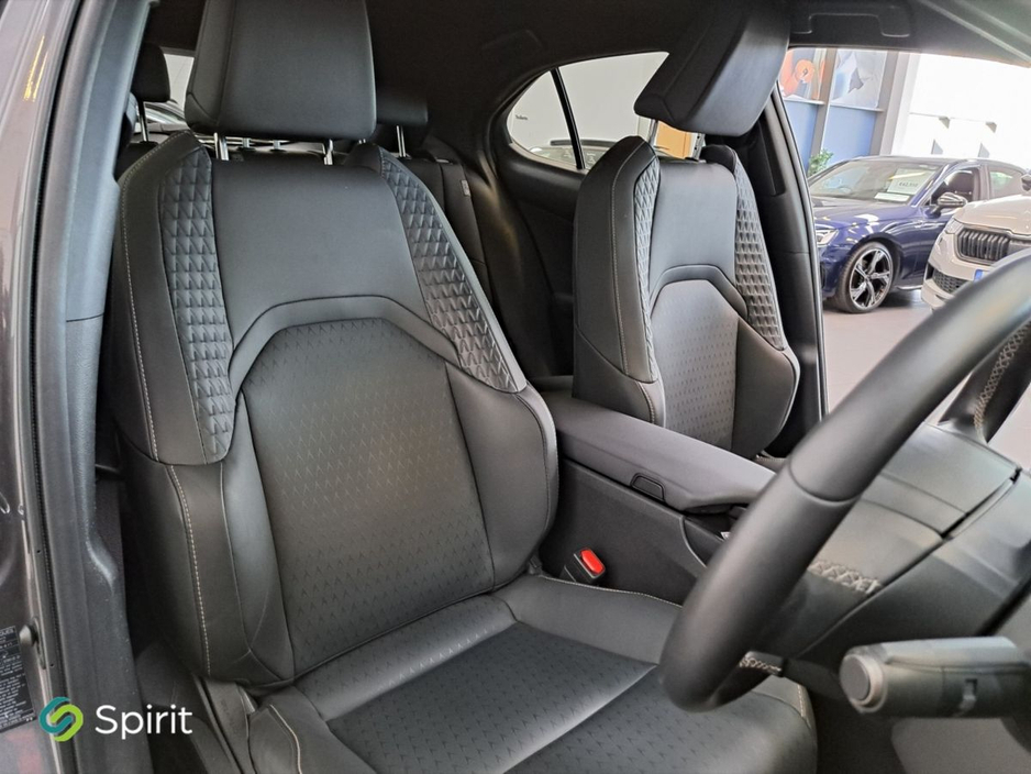 2022 Lexus UX 300 e - image 19