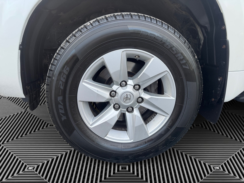 2019 Toyota Landcruiser - image 19