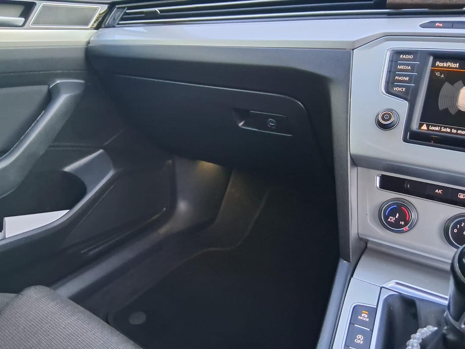 2015 Volkswagen Passat - image 15