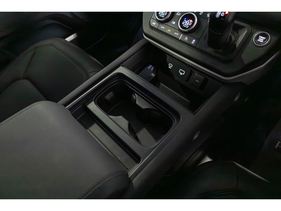 2022 Land Rover Defender - image 14