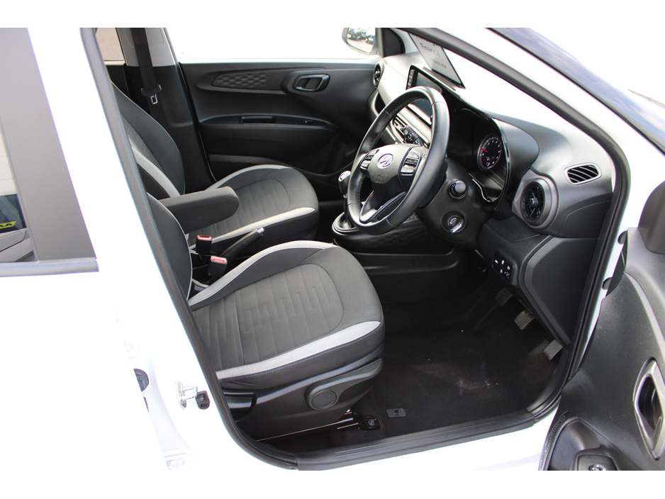 2022 Hyundai i10 - image 22