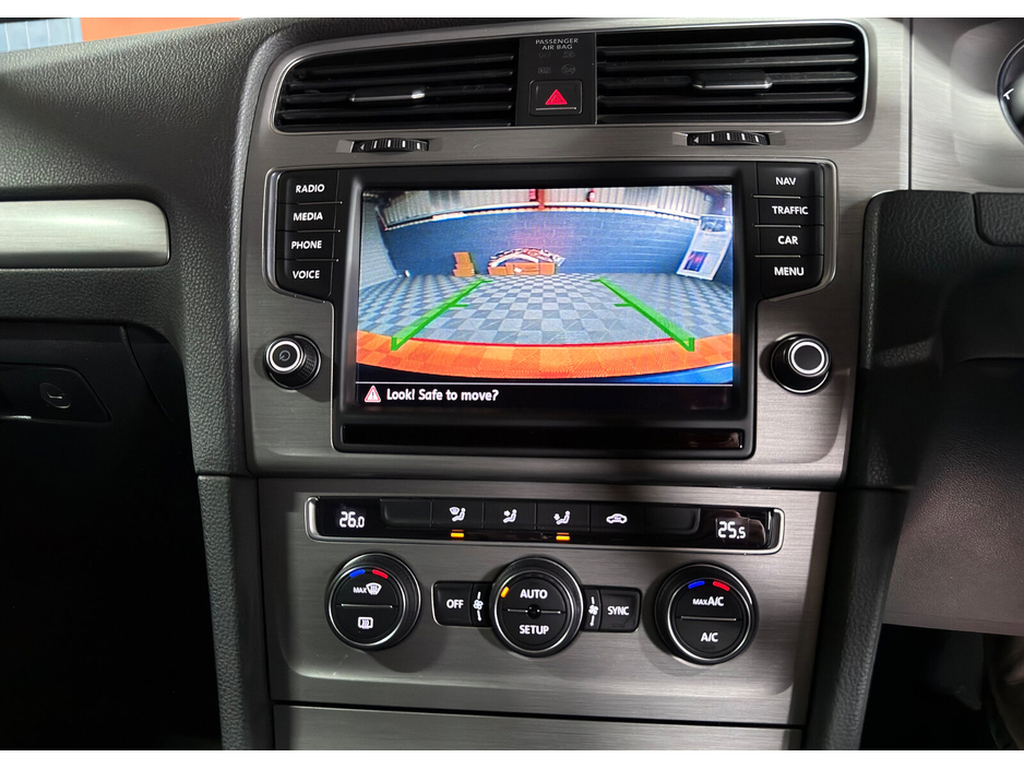 2014 Volkswagen Golf - image 32