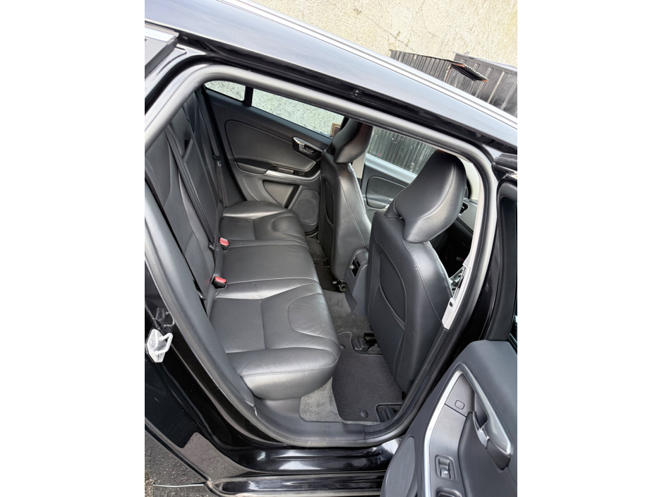 2015 Volvo V60 - image 15