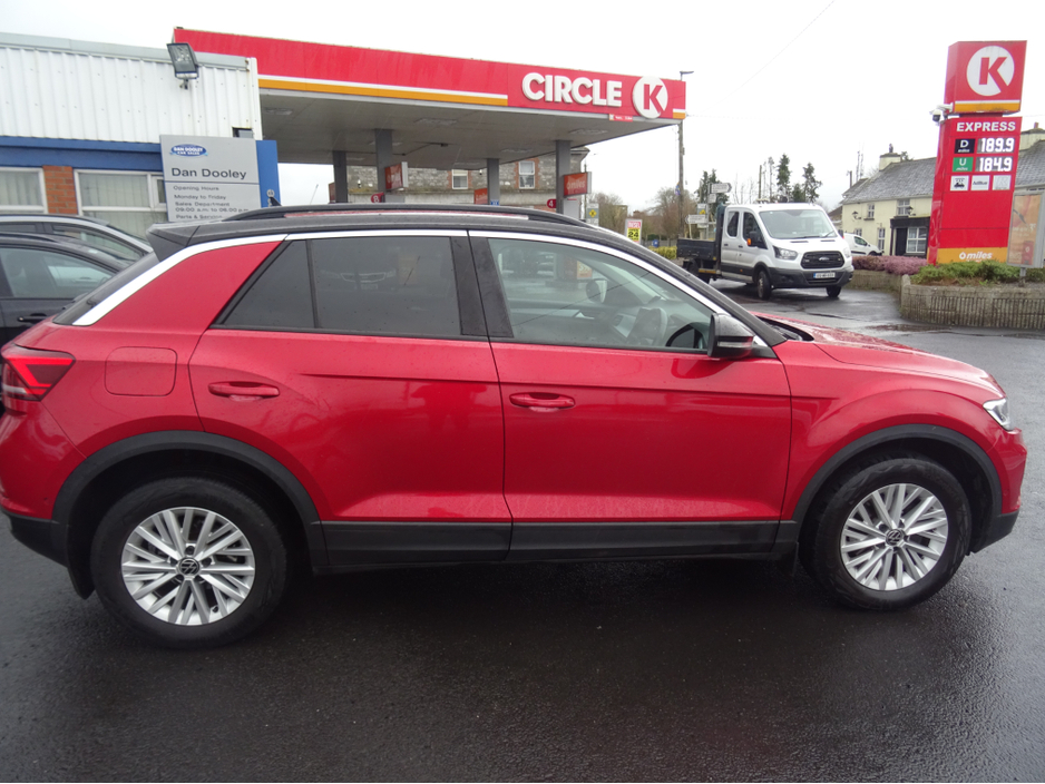 2023 Volkswagen T-Roc - image 11