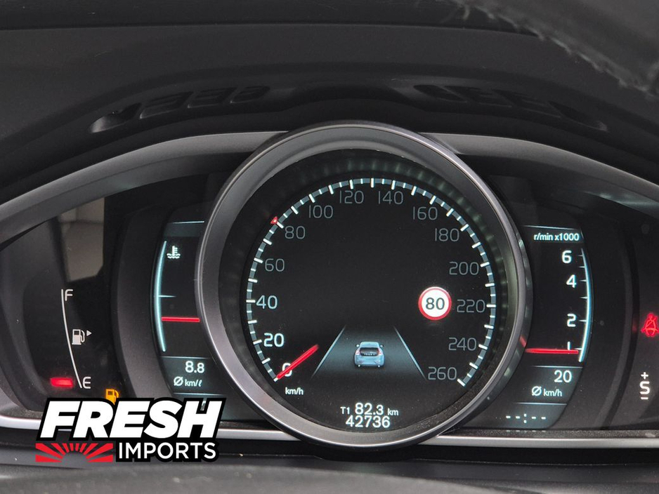 2014 Volvo V40 - image 8