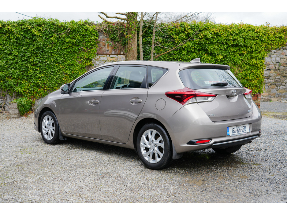 2016 Toyota Auris - image 3