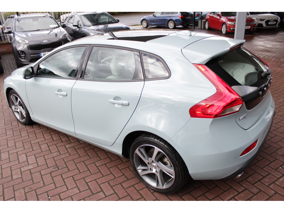 2017 Volvo V40 - image 6