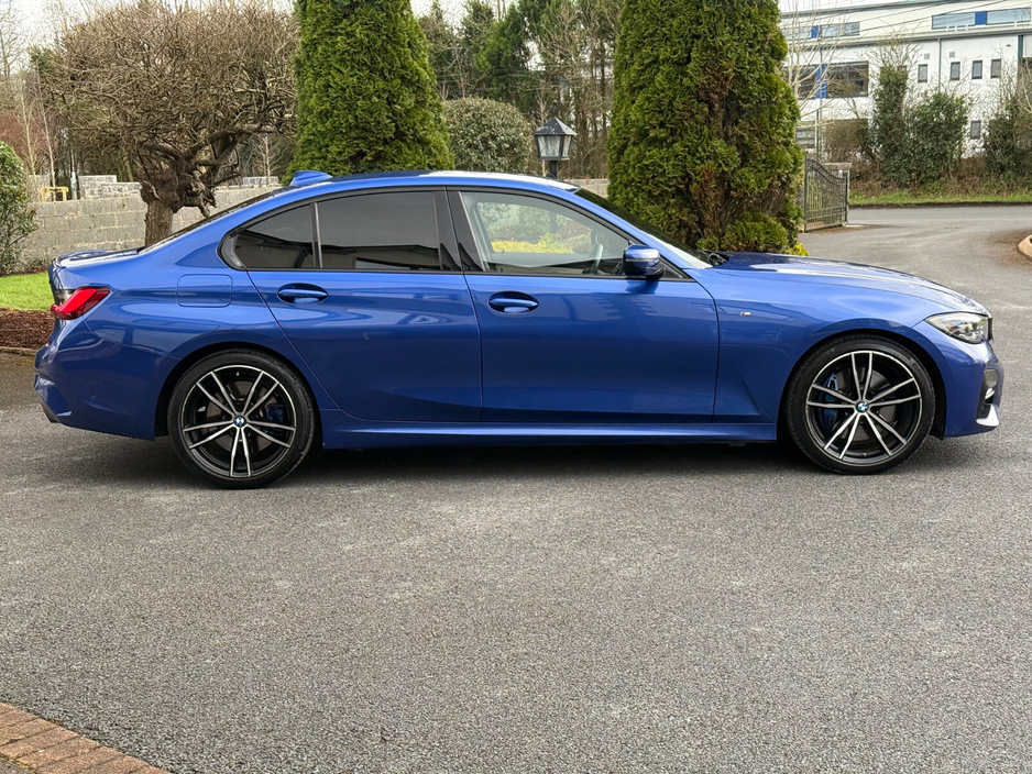 2022 BMW 3 Series - image 8