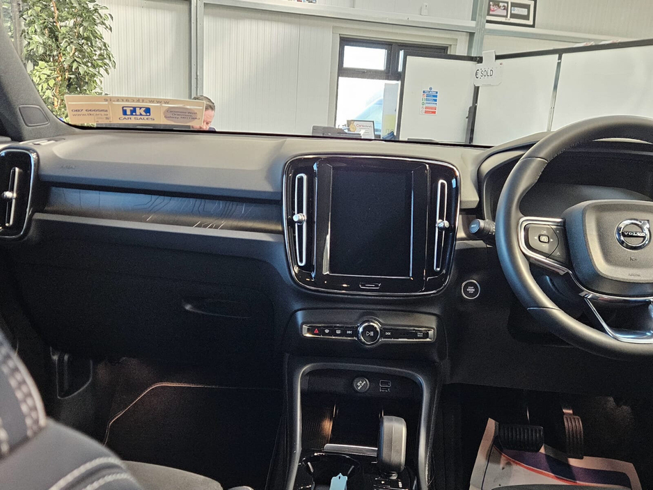 2023 Volvo XC40 - image 14