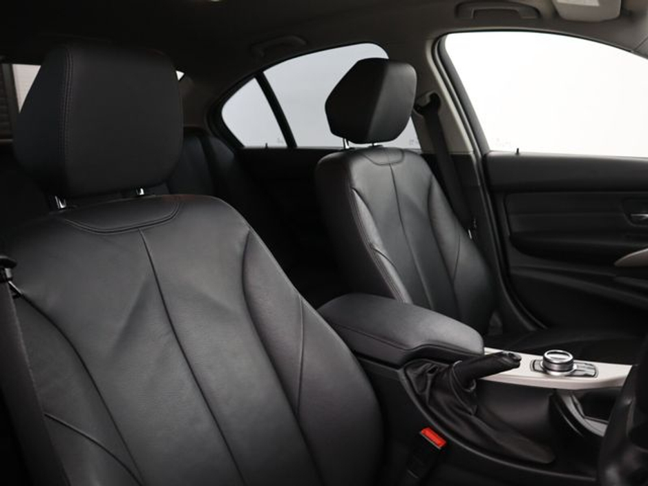 2017 BMW 3 Series - image 10