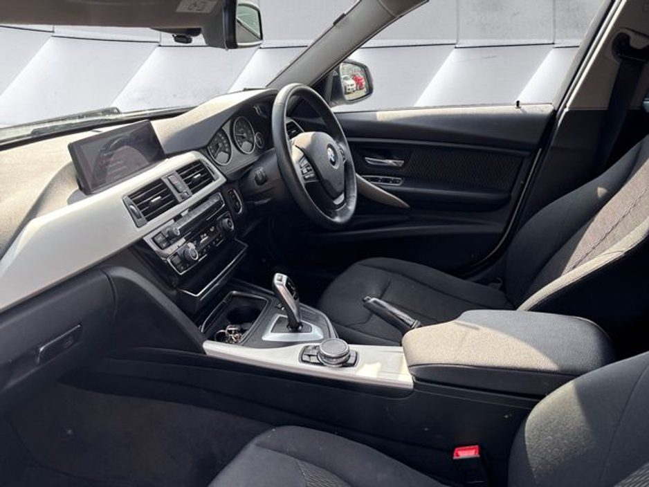 2016 BMW 3 Series - image 12